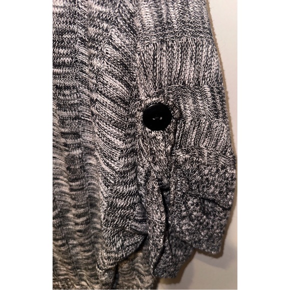 Grey and White Short Sleeved Buttoned Shawl - Picture 9 of 12